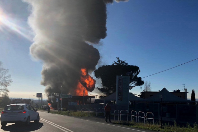 Hatalmas robbanás egy olasz benzinkúton, több halott, sok sérült, köztük a legtöbben tűzoltók