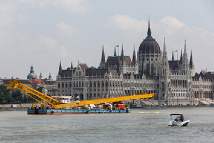 A hajódaru már Budapesten van, de még mindig nem tudják kiemelni a roncsot 