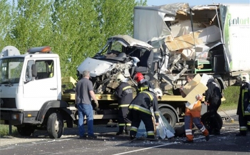 Sörszállító teherautó karambolozott a 4-es főúton Szolnoknál