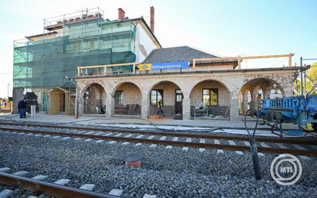 Miniszteri biztos: országszerte folyik a vasútállomások felújítása