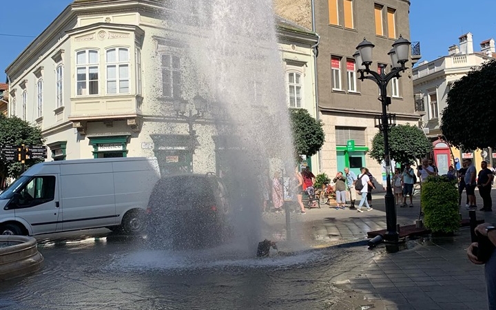 Frissítve: új hírek az esetről-  Kiszakadt a vízkapu csöve Győrben, miután rátolatott egy autó