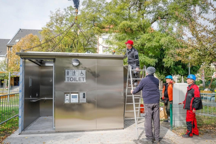Vandálbiztos vécét helyeztek ki Kálvária utcában