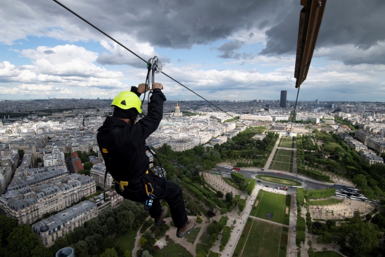 Lélegzetelállító drótkötélpálya nyílt az Eiffel-toronyról
