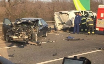 Hatalmas baleset az M3-as autópályán, sokan megsérültek