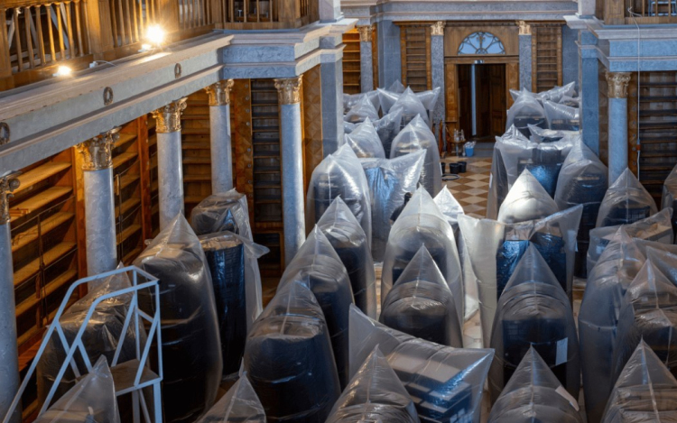 Gőzerővel dolgoznak a pannonhalmi könyvtár megmentésén