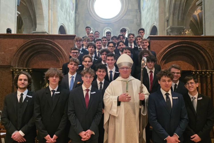  A főapát bérmáltatta a pannonhalmi bencés diákokat