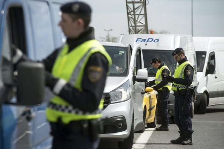 Újra határellenőrzés Hegyeshalomnál - óriási a torlódás