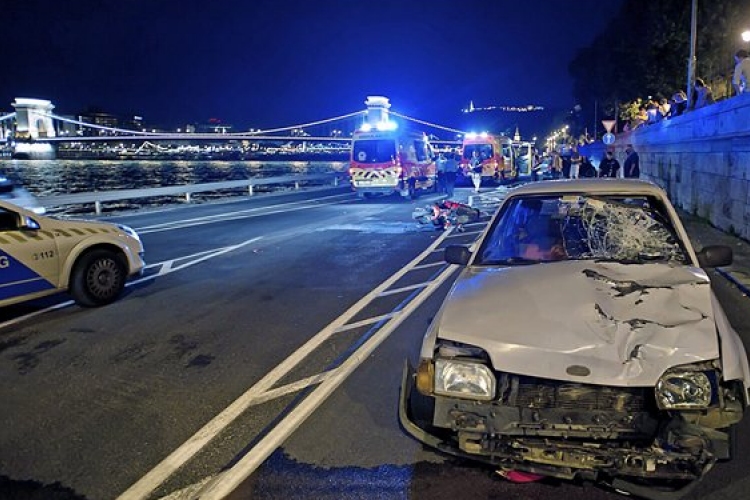 Motoros ütközött autóval a budai alsó rakparton