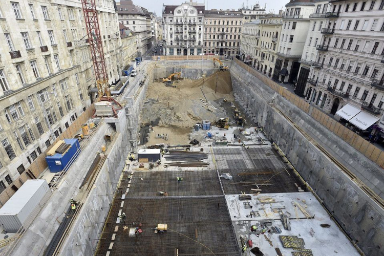 Lezuhant egy munkás Budapesten