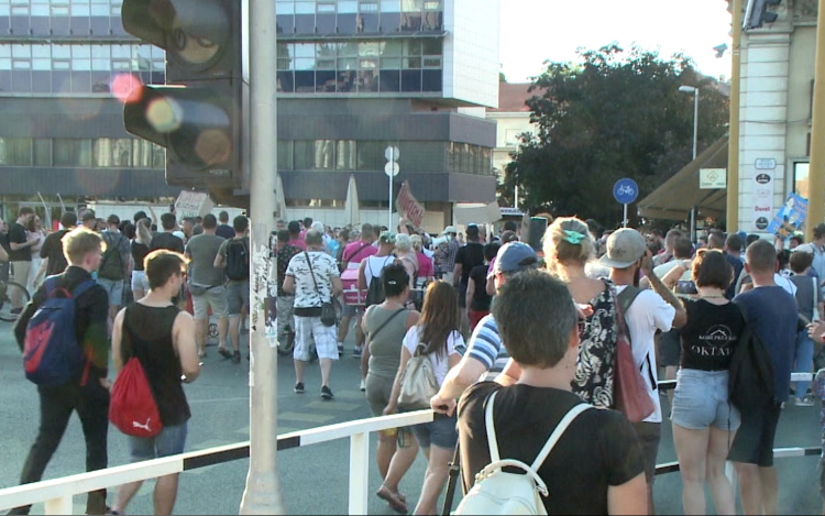 A kata új szabályai ellen tüntettek Győrben