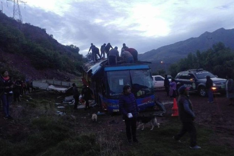 Általános iskolásokat szállító busz zuhant a szakadékba