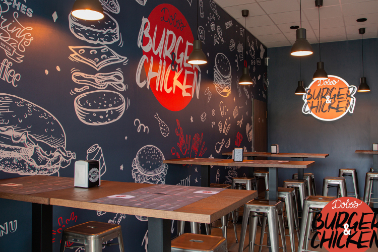 Új őrület Győrben: A Dobos Burger & Chicken elhozta az eredeti Smashed Burgert – és most tankolhatsz is érte