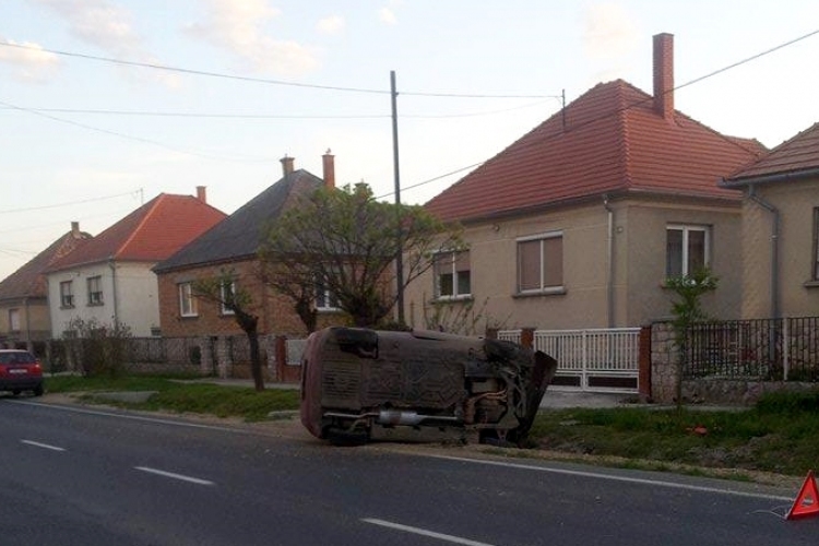 Felborult egy autó  82-es főúton, Nyúl belterületén