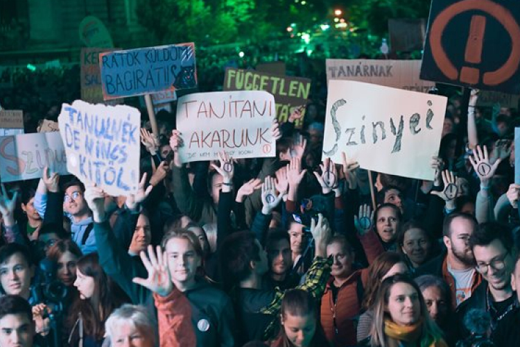 A pedagógusok melletti szolidaritási tüntetést tartottak Budapesten