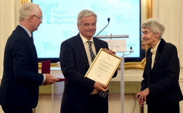 Csókay András Polgári Magyarországért díjat vehetett át