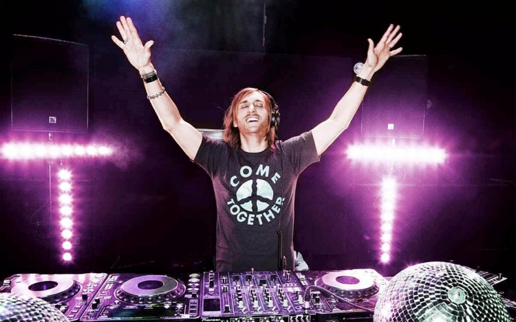 David Guetta és majd feleannyi idős barátnője odáig vannak egymásért és meg is mutatják