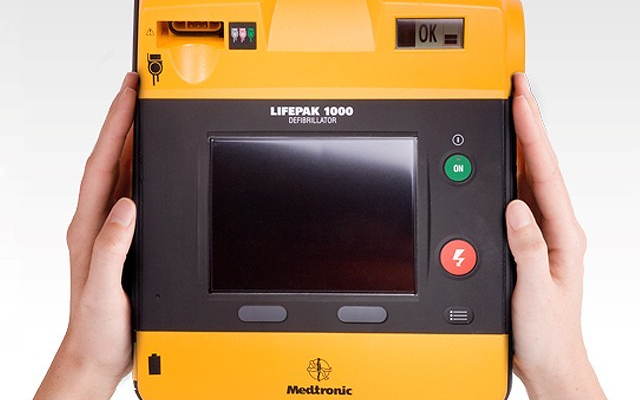 Defibrillátor a buszállomáson