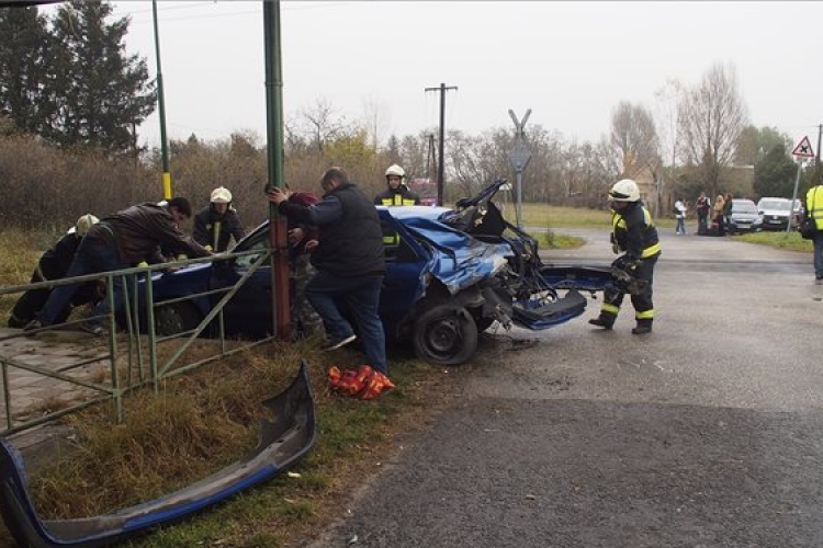 Személyautóval ütközött az InterCity Szatymaznál