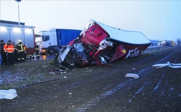 Több kamion összeütközött a 44-es főúton