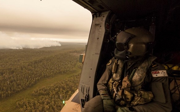 Újabb tűz Ausztráliában: Egy oltásban segítő helikopter okozta
