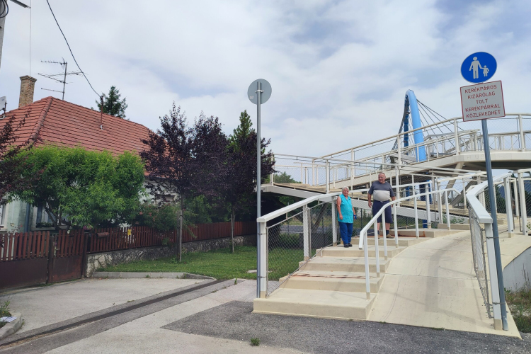 Peren kívül is megegyezne a nyugdíjas pár, akinek híd épült a házánál