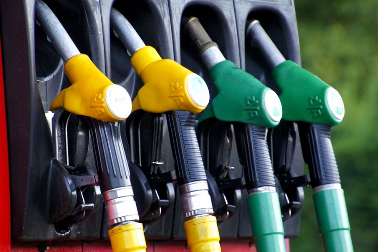 Egész nagyot csökken az üzemanyagok ára