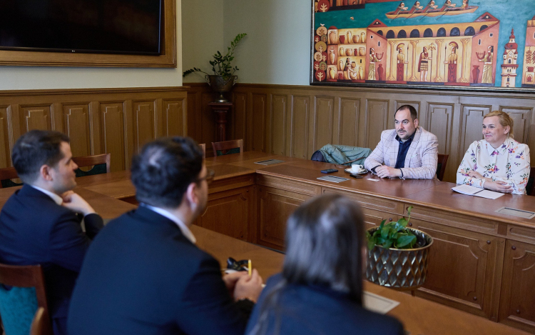 Végre történik valami az állomással