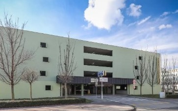 Takarítás a Révai parkolóházban