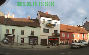 Üzletnek csapódott egy tanulóvezető Sopronban - Videó 