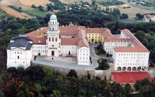 Bemutatkozik a pannonhalmi apátság levendulása