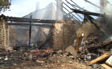 Teljes terjedelmében égett egy ház Abdán