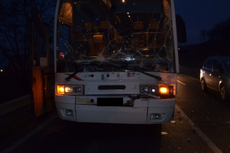 Kamion és busz ütközött a 81-esen 