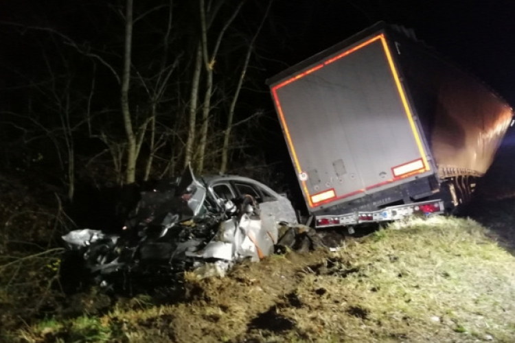 Halálos baleset Ajkánál: Szörnyethalt a kamionnal karambolozó sofőr 