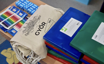 Kiszínezhető tornazsákot és tanszercsomagot kaptak az elsősök