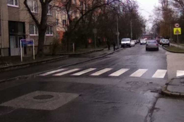 Elkészült az összes parkolóhely felfestése és egy új zebra is a Szabolcska utcában