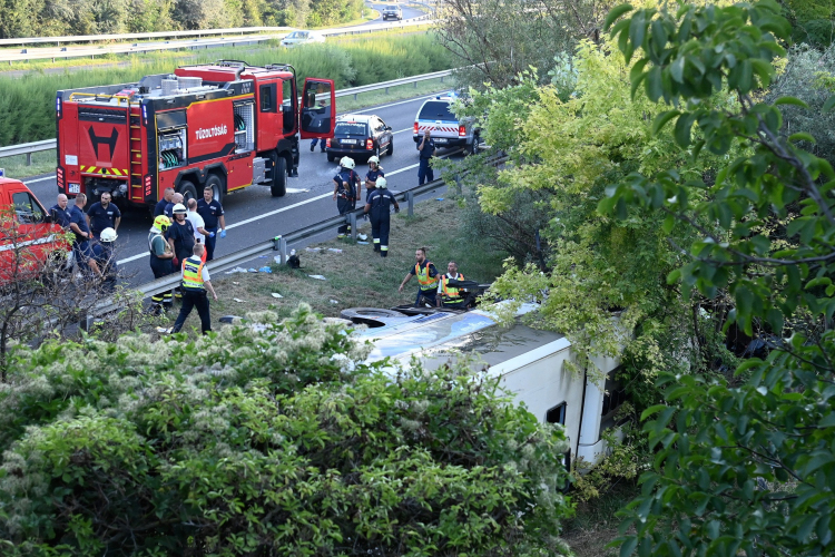 Nyaraló magyar turistákat szállított a tragikus balesetet szenvedett busz