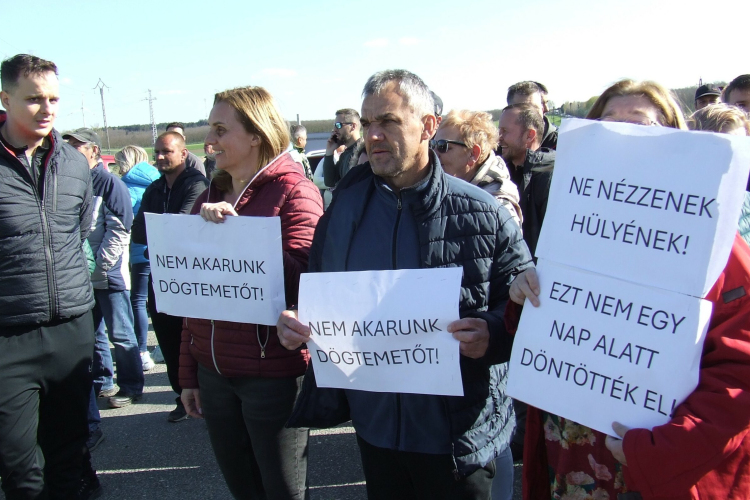 Bábolnán tüntettek, hogy Győr-Moson-Sopronból hozzájuk viszik a leölt marhákat