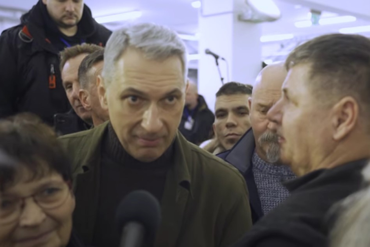 A szimpatizánsok mellett fújoló tömeg várta Lázárt Győrben