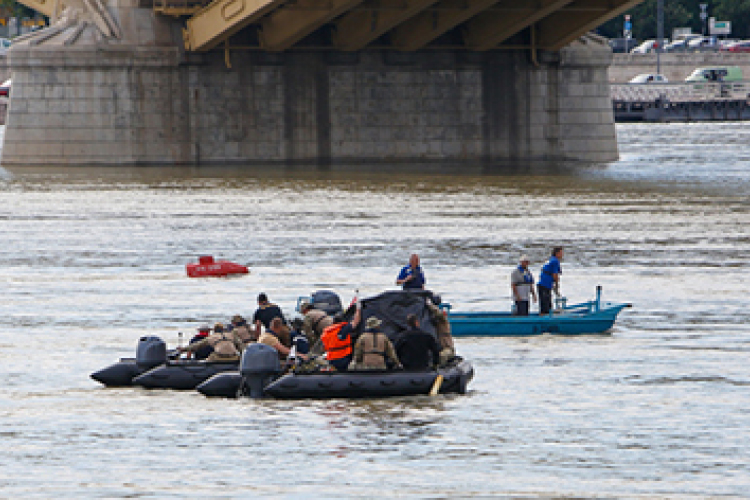 Újabb információk a hajóbalesetről: egy férfi és egy nő holttestet is megtaláltak, két magyar áldozat is van