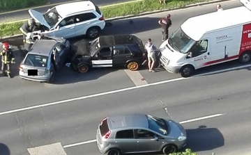 Baleset a Szigethy Attila úton- Három autó ütközött frontálisan