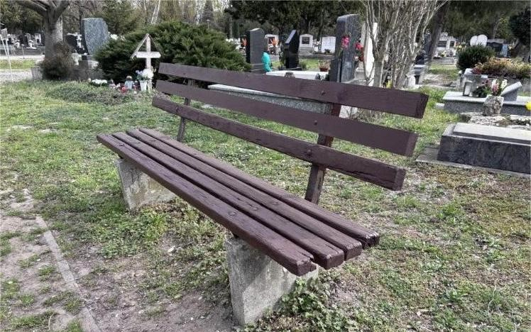 Több mint 30 pad újult meg a Nádorvárosi köztemetőben