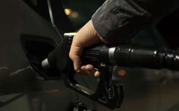 Szakértő: több mint 22 milliárd forintot spóroltak az autósok a benzinárstopnak köszönhetően