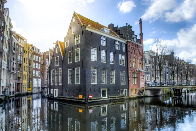 Bírságot fizethetnek a turisták Amszterdamban 