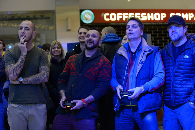 Órákon át álltak sorban a fanatikusok Playstation 4-ért