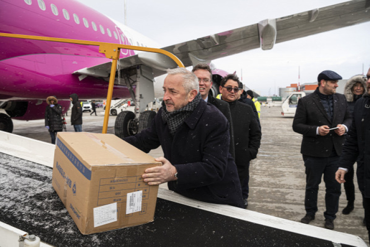 82 ezer orvosi maszkkal érkezett repülőgép Kínából Budapestre