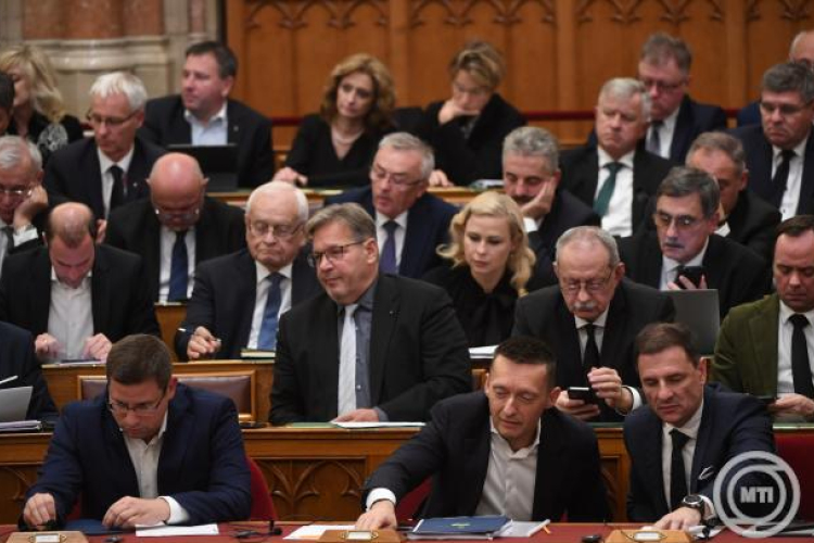 A veszélyhelyzet meghosszabbításáról tárgyal a parlament