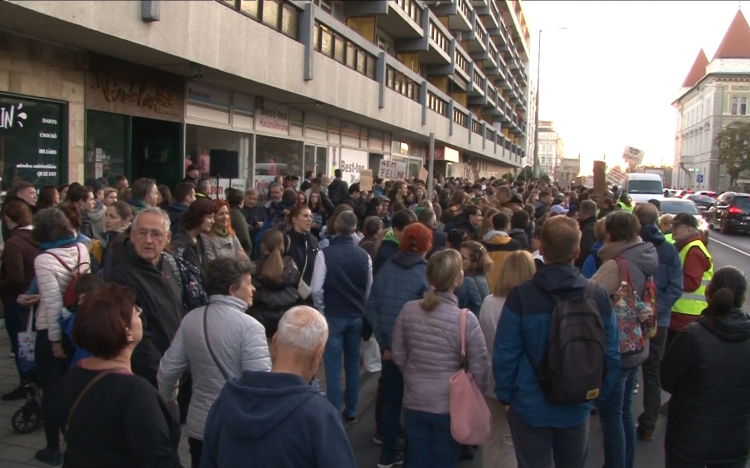 Mintegy ezer pedagógus és diák tüntetett Győrben