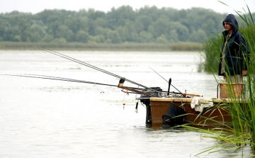 Változatlan engedélyárak mellett új horgászrend lép életbe jövőre a Tisza-tavon