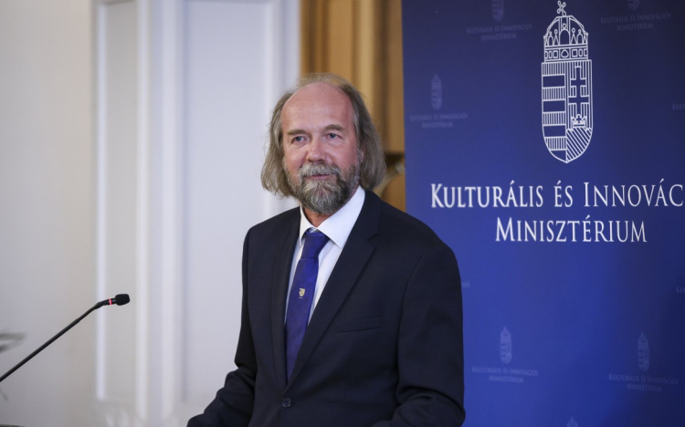 Tíz éve választották országos elnökké Horváth Pétert, a Révai igazgatóját