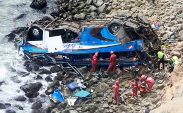 Tengerparti szakadékba zuhant Peruban egy busz, rengeteg halott
